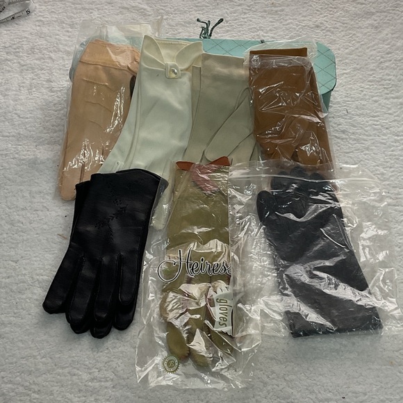 Heiress Accessories - Woman’s vintage 1920-1950s Heiress gloves with glove box And Glove Clip